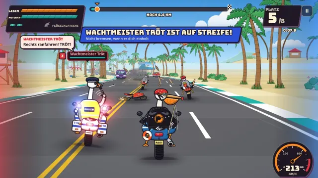 Wachtmeister Tröt, ein Gänse-Polizist auf einem Polizeimotorrad, fährt mit gezücktem Schlagstock neben den Pelikan.