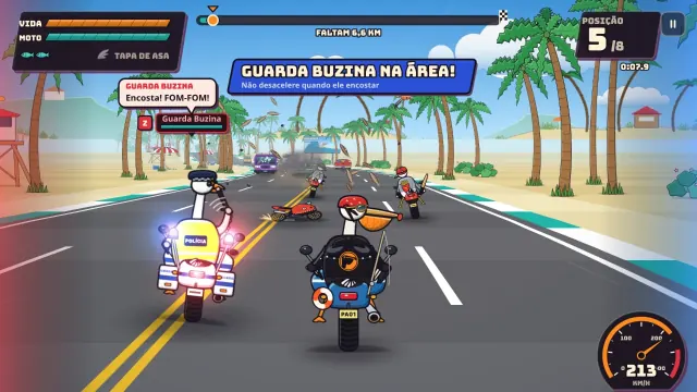 O Guarda Buzina, um ganso policial numa moto da polícia, encosta ao lado do pelicano já com o cassetete na asa.